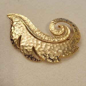 SALE! Goldtone Shell Brooch • Shiny • Like New